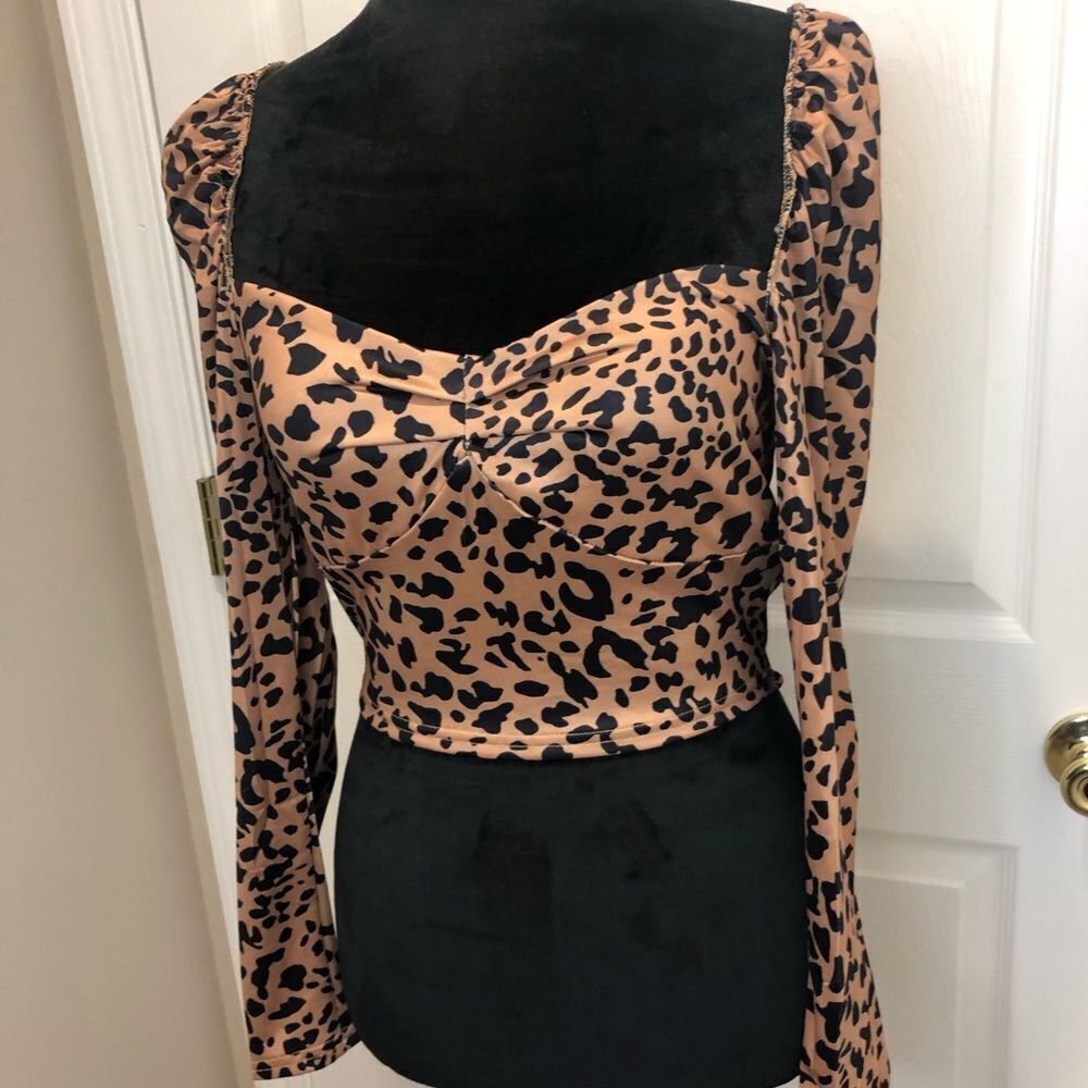 NWOT Leopard print long sleeve crop top size small - Picture 3 of 7